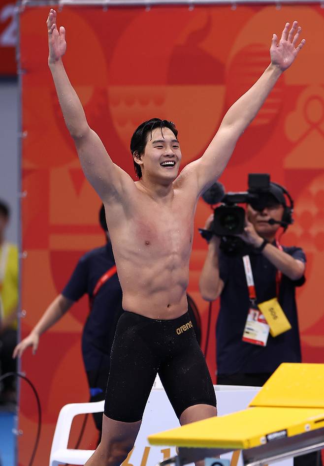 21일 도쿄 아쿠아틱스 센터에서 열린 2026 아이치·나고야 아시안게임 수영 남자 50m 개인 자유형 결승.  금메달을 획득한 한국 김영범이 환호하고 있다. 사진 | 도쿄=연합뉴스