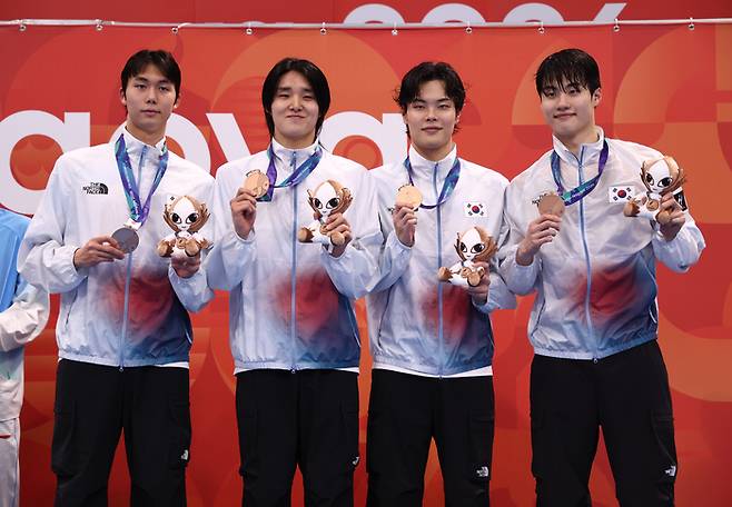 21일 도쿄 아쿠아틱스 센터에서 열린 2026 아이치·나고야 아시안게임 수영 남자 800m 자유형 계영 결승에서 동메달을 획득한 김준우(왼쪽부터), 김우민, 이호준, 황선우가 메달을 들고 기념촬영을 하고 있다.사진 | 도쿄=연합뉴스