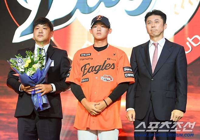 2027 KBO 신인 드래프트가 21일 서울 송파구 롯데호텔 월드 크리스탈볼룸에서 열렸다. 한화에 1라운드 지명된 설악고 민주홍이 손혁 단장과 기념촬영을 하고 있다. 잠실=박재만 기자 pjm@sportschosun.com/2026.09.21/