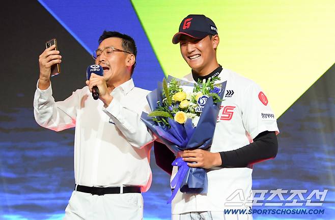2027 KBO 신인 드래프트가 21일 서울 송파구 롯데호텔 월드 크리스탈볼룸에서 열렸다. 롯데에 1라운드 지명된 서울디자인고 박근서 부친이 노래를 부르고 있다. 잠실=박재만 기자 pjm@sportschosun.com/2026.09.21/