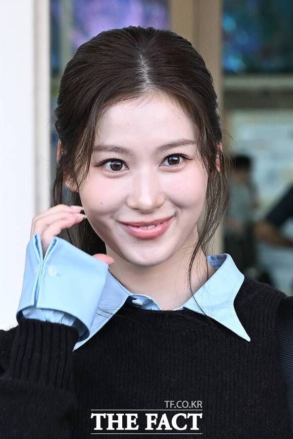 Sana of the group TWICE poses for reporters and fans ahead of her departure to Milan, Italy, after arriving at Incheon International Airport on the morning of the 21st to attend the PRADA 2027 S/S Womens Fashion Show.Photo & Video Planning Department