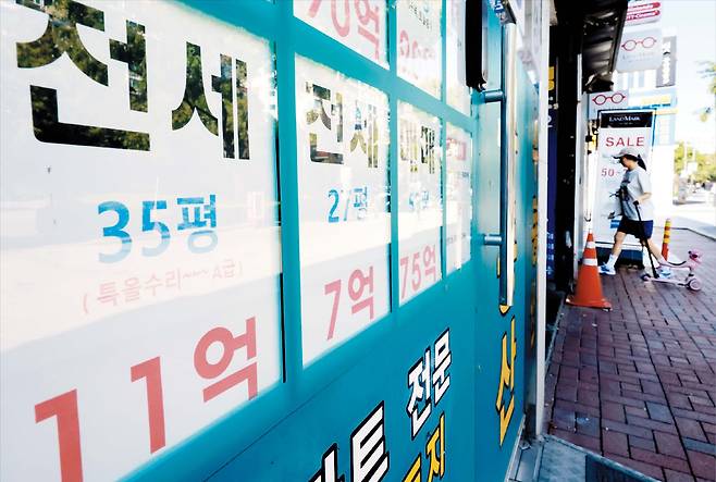 서울 시내 한 부동산 공인중개업소에 아파트 매물 정보가 게시돼 있다. 정부의 ‘8·3 세제 개편안’ 발표 이후 강남 3구에서는 절세 목적의 급매물이 쏟아지며 아파트 값이 하락세로 돌아섰지만, 중저가 단지가 많은 외곽에서는 전세난에 밀린 실수요가 매매로 옮겨가면서 오름세가 이어지고 있다. /뉴스1