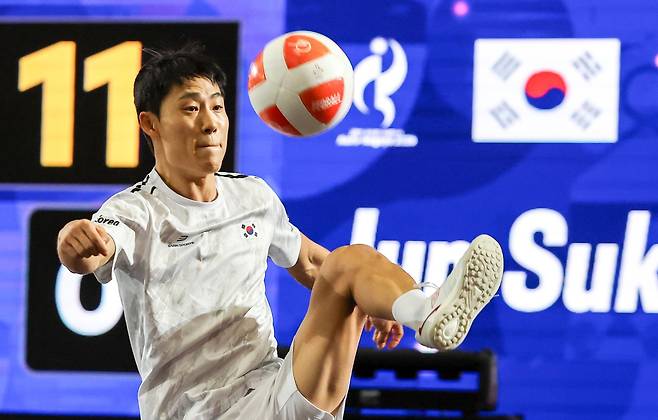 한국 테크볼 사상 첫 국제종합스포츠대회 메달리스트가 된 이준석이 20일 일본 나고야 히가시 스포츠센터에서 열린 2026 아이치·나고야 아시안게임 테크볼 남자 단식 결승전 경기를 펼치고 있다. 뉴스1