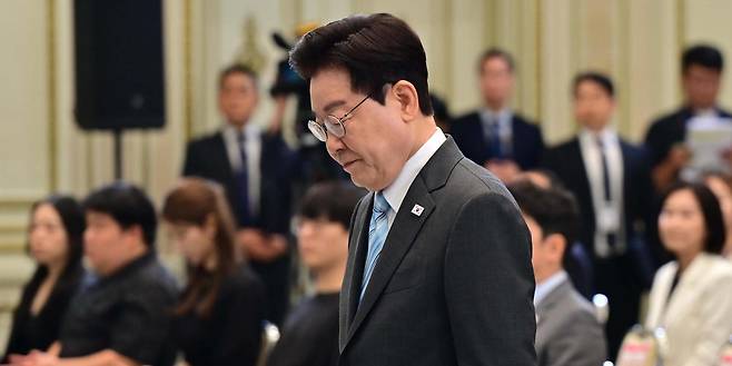 이재명 대통령이 19일 청와대 영빈관에서 열린 ‘청년의 날’ 기념식에 참석해 단상으로 이동하고 있다. 이 대통령은 “청년 정책을 총괄 전담할 별도의 전담 조직을 만들어야 되지 않을까 고민하고 있다”고 밝혔다. 청와대사진기자단