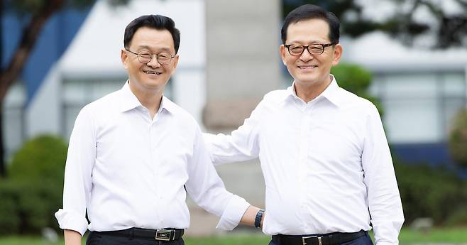 민경선 경기 고양특례시장(왼쪽)과 허희영 한국항공대 총장이 18일 항공대에서 만나 고양시의 항공우주산업과 도심항공교통(UAM), 인공지능(AI) 등 미래산업 육성 방안을 논의했다. 고양시는 항공대와 킨텍스, 고양드론앵커센터 등 지역의 산업·연구 인프라를 연계해 인재 양성부터 기술개발, 실증, 기업 유치까지 이어지는 산업 생태계를 구축할 계획이다. 고양시 제공