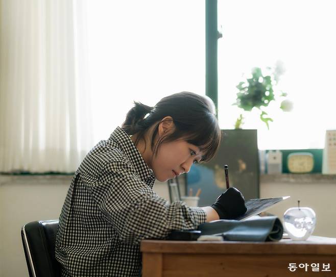 2020년 등단한 아동문학작가인 루리는 ‘긴긴밤’ ‘나나 올리브에게’ 등의 장편동화를 쓰면서 ‘그들은 결국 브레멘에 가지 못했다’ 등 그림책 작업을 동시에 한다.  그는 “내 이야기가 온 마음을 다해 사는 이들에게 닿길 바란다”고 말했다. © 레이지웨이브