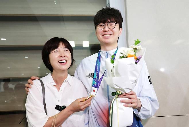 2026 나고야 아시안게임에서 금메달을 차지한 대한민국 농구대표팀 이현중이 21일 인천국제공항 제2여객터미널을 통해 귀국해 마중 나온 어머니 성정아 대한농구협회 이사와 포옹하고 있다. 2026.9.21 ⓒ 뉴스1