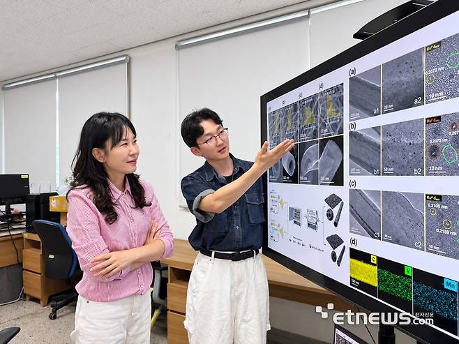 김보혜 교수(왼쪽)와 김가원 대학원생이 연구 결과를 살펴보고 있다.