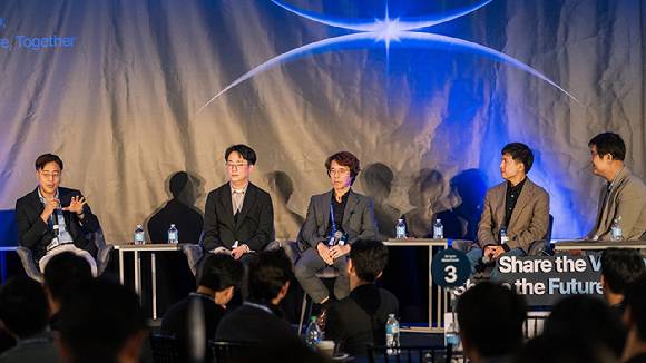 (왼쪽부터) 김호식 부사장(Memory Systems Research 담당), 김형수 부사장(DRAM설계 담당), 이강욱 부사장(PKG개발 담당), 이재원 부사장(AI Interface 담당), 전상우 교수(UC Irvine). [사진=SK하이닉스 뉴스룸]