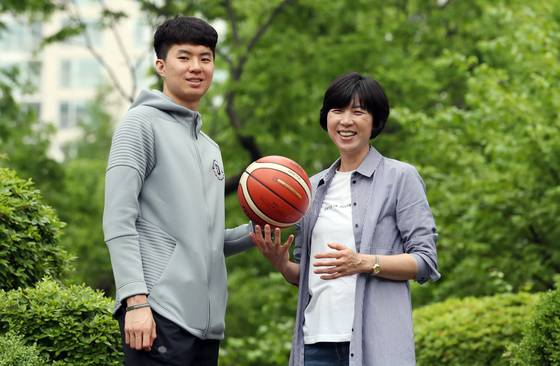 어머니 성정아(오른쪽)의 대를 이어 아시안게임 금메달리스트가 된 이현중. 중앙포토