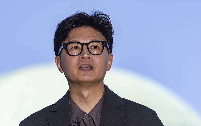 한동훈 무소속 의원이 지난 20일 국회에서 취재진과 만나 김승원 법무부 장관 후보자 사퇴에 대한 입장을 밝히고 있다. 연합뉴스