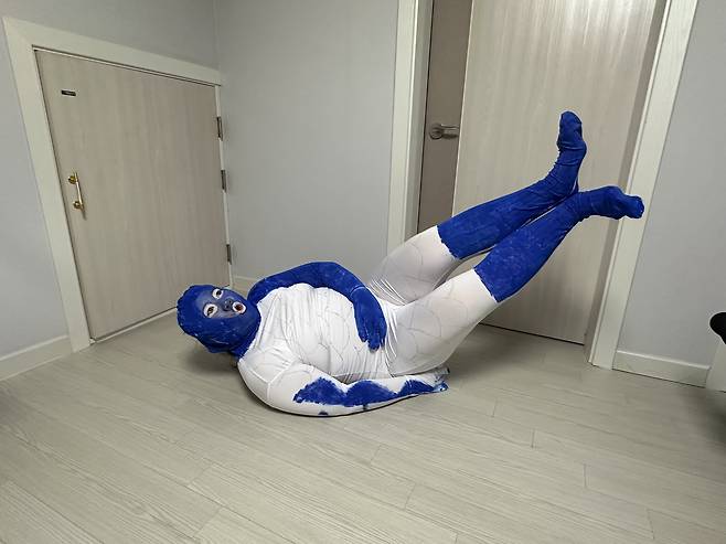 Jeon Eun-seul, the Grand Prize winner of the National Museum of Korea’s "Dress Like a Museum Exhibit" competition, is dressed as a blue-and-white porcelain water dropper in this photo provided by Jeon. JEON EUN-SEUL