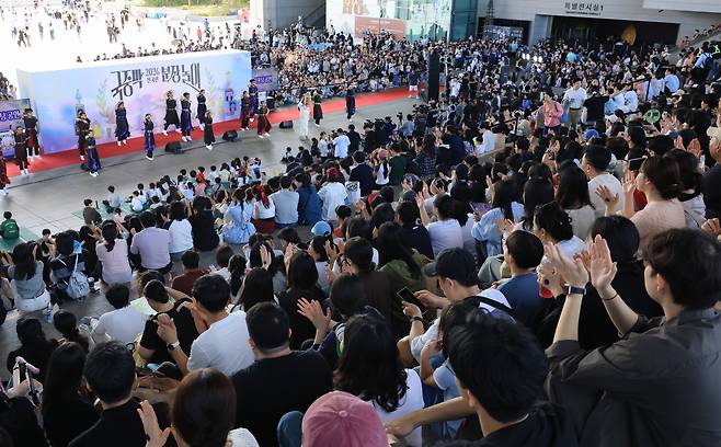 Crowds watch the final round of the National Museum of Korea's "Dress Like a Museum Exhibit" competition at the museum in Yongsan District, central Seoul, on Sept. 19. YONHAP
