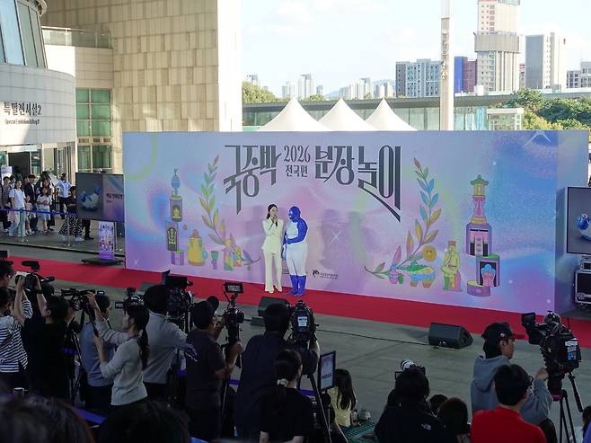 The Grand Prize winner of the National Museum of Korea's "Dress Like a Museum Exhibit" competition, Jeon Eun-seul, center right, stands on the stage after the final round of the competition at the museum in Yongsan District, central Seoul, on Sept. 19. LIM JEONG-WON