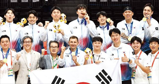 20일 나고야 아이치 인터내셔널 아레나에서 열린 2026 아이치·나고야 아시안게임 남자 농구 결승전에서 개최국 일본을 꺾고 금메달을 획득한 한국 대표팀 선수들이 시상대에 올라 기념촬영하고 있다. 금메달을 깨물어 보고 있는 이현중은 이날 27득점에 18리바운드로 더블더블(2개 부문 두 자릿 수)을 기록했다. 나고야=윤웅 기자
