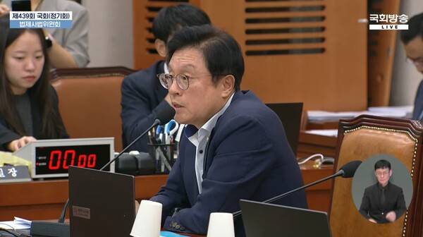 ▲박형수 국민의힘 의원이 2026년 9월21일 국회 법사위 전체회의 김승원 법무부장관 후보자를 보증한다고 했던 서영교 법사위원장을 질타하고 있다. 260921 사진=국회방송 영상 갈무리