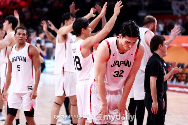 일본농구대표팀 선수들이 20일 2026 아이치·나고야 아시안게임 남자 농구 결승전에서 한국에 패한 뒤 인사하고 있다./게티이미지코리아
