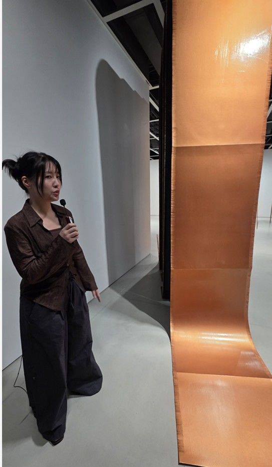 [사진=박현주 미술전문기자] 21일 경기 용인 호암미술관에서 최리아 작가가 커미션 신작 ‘언덕들’ ‘기둥의 기둥’ ‘웰컴 펜스’(2026)를 선보이고 있다. 벽과 기둥에 기대거나 매달리고 입구와 동선을 가로지르는 구조물로, 기존 전시장의 질서와 관람객의 움직임에 개입한다. 2026.09.21. hyun@newsis.com *재판매 및 DB 금지