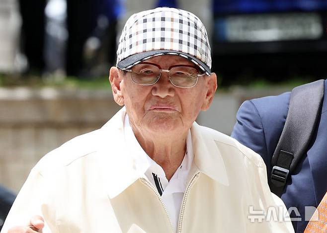 [서울=뉴시스] 이영환 기자 = 신도들을 국민의힘 당원으로 집단 가입시킨 혐의를 받는 이만희 신천지예수교증거장막성전(신천지) 총회장이 지난 6월 24일 오후 서울 서초구 서울중앙지방법원에서 열린 구속 전 피의자 심문(영장실질심사)에 출석하고 있다. 2026.09.21. 20hwan@newsis.com