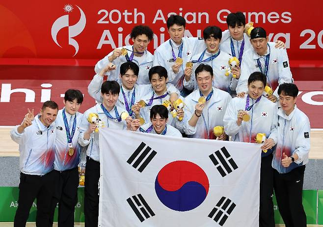 20일 일본 나고야 아이치 인터내셔널 아레나에서 열린 2026 아이치·나고야 아시안게임 남자 농구 시상식. 금메달을 획득한 대한민국 선수들이 기념촬영을 하고 있다. 연합뉴스