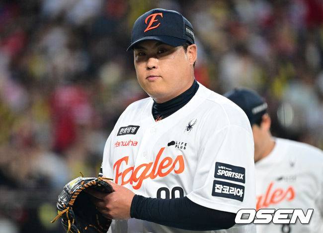 [OSEN=대전, 조은정 기자]20일 대전한화생명볼파크에서 2026 신한은행 SOL KBO리그 한화 이글스와 KIA 타이거즈의 경기가 열렸다.경기에 한화는 류현진, KIA는 황동하를 선발투수로 내세웠다.1회초 이닝을 마친 한화 류현진이 더그아웃으로 향하고 있다. 2026.08.20 /cej@osen.co.kr