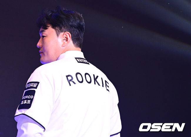 [OSEN=최규한 기자] 21일 오후 서울 잠실동 롯데호텔 월드 크리스탈볼룸에서 ‘2027 KBO 신인드래프트’가 열렸다.&nbsp;이번 신인드래프트는 2025시즌 순위의 역순에 따라 키움 히어로즈, 두산 베어스, KIA 타이거즈, 롯데 자이언츠, KT 위즈, NC 다이노스, 삼성 라이온즈, SSG 랜더스, 한화 이글스, LG 트윈스 순서로 1라운드부터 11라운드까지 지명할 수 있다.&nbsp;최지만이 전제 15순위로 KT 위즈에 지명된 뒤 기념촬영을 갖고 있다. 2026.09.21 / dreamer@osen.co.kr
