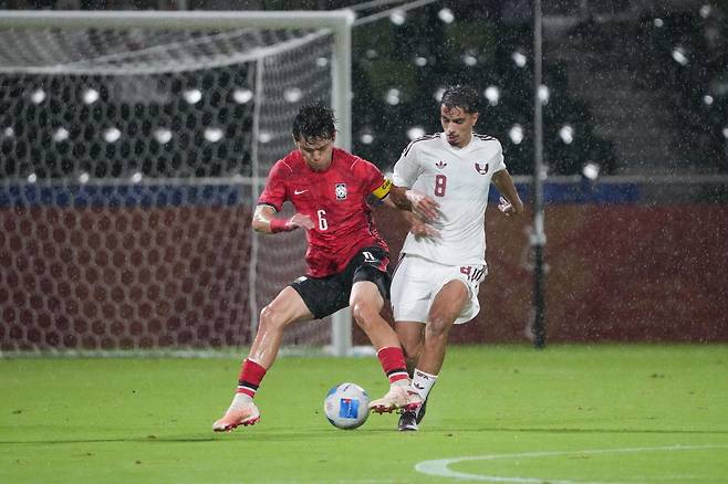 U-23 축구대표팀 주장 이기혁(왼쪽)이 15일 일본 나고야의 미즈호 럭비공원서 열린 카타르와 아시안게임 조별리그 1차전서 상대 선수와 볼을 다투고 있다. 사진제공｜대한축구협회