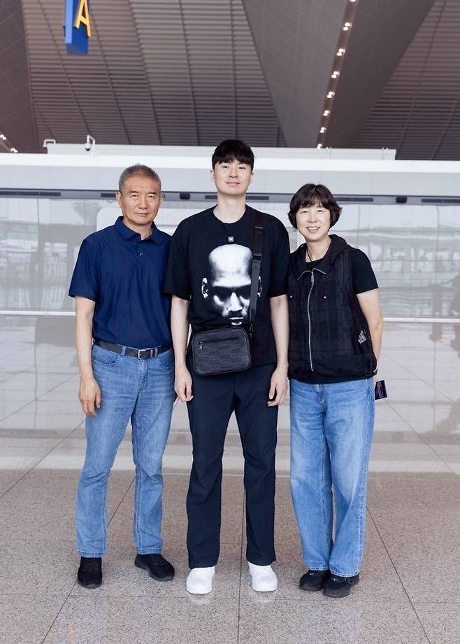 이현중과 모친 성정아 대한민국 농구협회 이사(오른쪽), 부친 이윤환씨(왼쪽) [성정아 이사 제공. 재판매 및 DB 금지]