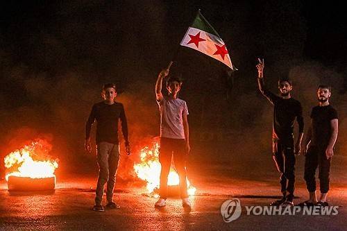 정부의 에너지 가격 인상에 항의하는 시리아 시민들 [AFP=연합뉴스. 재판매 및 DB 금지]