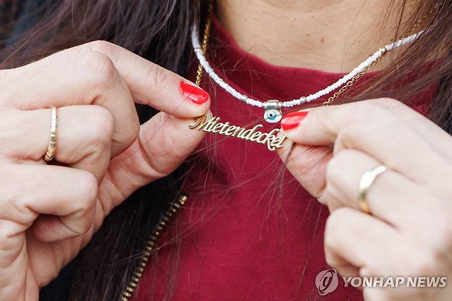 '임대료 상한'(Mietendeckel) 목걸이 찬 엘리프 에랄프 [EPA=연합뉴스 자료사진. 재판매 및 DB 금지]