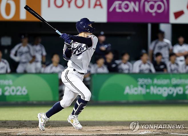 박재현, 대한민국 첫 타점 주인공 (오카자키[일본]=연합뉴스) 이동해 기자 = 21일 일본 아이치현 오카자키 중앙종합공원야구장에서 열린 2026 아이치·나고야 아시안게임 야구 B조 조별리그 1차전 대한민국과 대만의 경기.
    2회말 1사 만루 상황에서 대한민국 박재현이 1타점 희생플라이를 쏘아 올리고 있다. 2026.9.21 eastsea@yna.co.kr