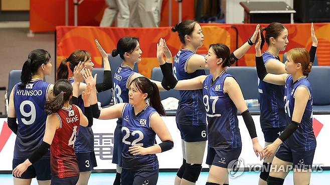 여자 배구, 결승행 좌절…동메달 결정전으로 (고마키[일본]=연합뉴스) 임화영 기자 = 21일 일본 아이치현 파크 아레나 고마키에서 열린 2026 아이치·나고야 아시안게임 여자 배구 한국과 일본의 준결승전에서 0-3으로 패배한 한국 선수들이 아쉬워하고 있다. 2026.9.21 hwayoung7@yna.co.kr