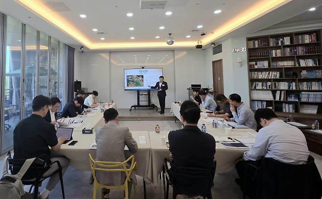 영암군과 영암군에너지센터는 지난 21일 기후에너지환경부 영산강유역환경청, 한국전력공사, 전남광주통합특별시, 녹색에너지연구원 등 계통·연구기관 관계자들이 참여한 정책 협의회를 열고 집적화단지의 계통연계 방안을 논의했다. /영암군에너지센터 제공