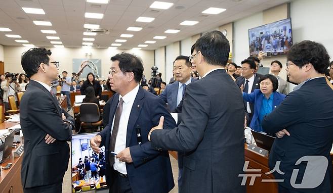 14일 서울 여의도 국회에서 열린 과학기술정보방송통신위원회 방송통신위원회 등에 대한 국정감사에서 김우영 더불어민주당 의원의 질의 중 박정훈 국민의힘 의원의 문자메시지 공개와 관련해 여야 의원들이 설전을 벌이고 있다. / 사진=뉴스1