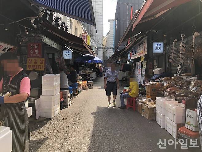점심 시간이 지나자 한산해진 남대문시장 골목. [사진=김유진 기자]