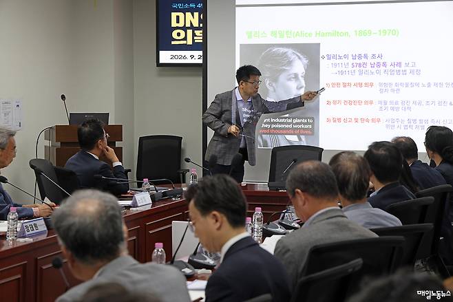 ▲ 한국산업보건학회와 대한직업환경의학회 주최로 21일 국회에서 열린 DN오토모티브 노동자 납 중독 의혹 규명을 위한 전문가 긴급토론회에서 노상철 단국대 교수가 발표하고 있다. <정기훈 기자>