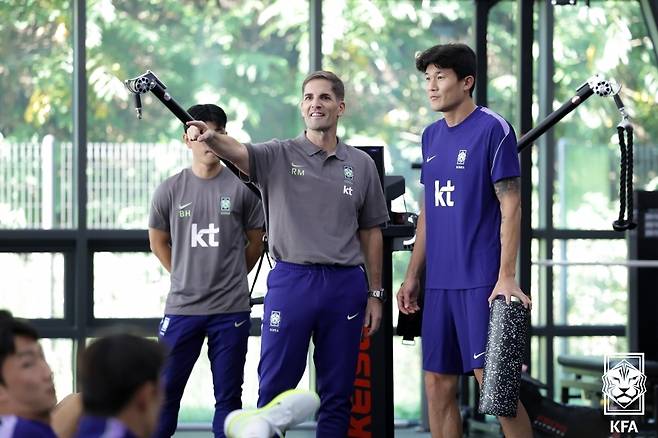 로베르트 모레노 축구대표팀 임시 감독이 수비수 김민재와 대화를 하고 있다. (대한축구협회 제공. 재판매 및 DB 금지)