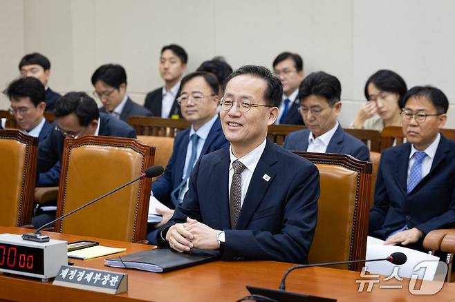 이형일 부총리 겸 재정경제부 장관이 22일 서울 여의도 국회에서 열린 제439회 국회(정기회) 재정경제기획위원회 제4차 전체회의에 출석해 '대한민국과 미합중국 간 전략적투자의 운영 및 관리를 위한 특별법'에 따른 대미투자 사전 보고에 앞서 임명을 축하하는 의원들을 향해 미소 짓고 있다. 2026.9.22 ⓒ 뉴스1 유승관 기자