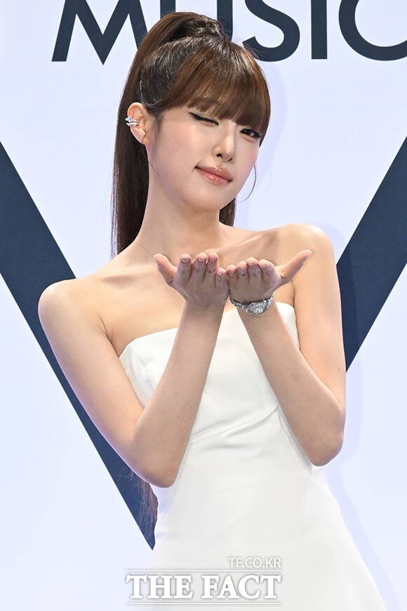 가수 최예나가 10월 2일 새 디지털 싱글 '보기 드문 여자'를 발표한다. 사진은 9월 19일 부산아시아드주경기장에서 열린 '2026 더팩트 뮤직 어워즈(2026 THE FACT MUSIC AWARDS, TMA)' 블루카펫에 선 최예나의 모습./김성렬 기자