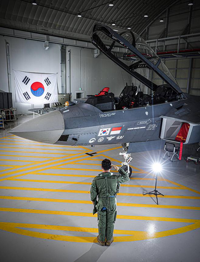 6.25 전쟁 75주년을 하루 앞둔 지난해 6월 24일 경남 사천 한국항공우주산업(KAI) 제2격납고에서 박지원 KAI 고정익개발본부 시험비행 조종사가 국산 초음속 전투기 ‘KF-21 보라매’의 마지막 시제기 6호기에 경례하고 있다. 사천=박형기 기자 oneshot@donga.com