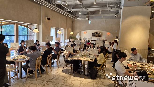 21일 오후 서울 올리페페 광화문점에서 열린 브랜드 체험형 채용설명회 '푸드빌 그로스 온(Foodville Growth On)' 현장.