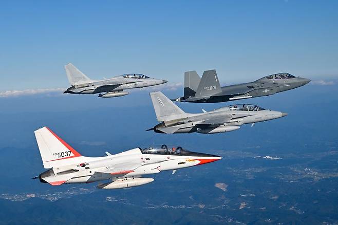 KF-21 001호기가 22일 FA-50, TA-50, T-50 등 국산항공기들의 환영을 받으며 예천기지로 향하고 있다. 앞에서 부더 T-50, FA-50, KF-21, TA-50. 공군 제공