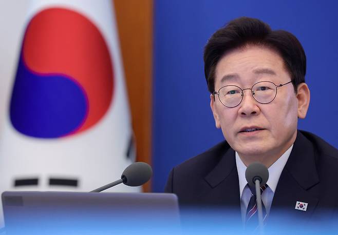 이재명 대통령이 21일 청와대에서 열린 수석보좌관회의에서 발언하고 있다. 연합뉴스