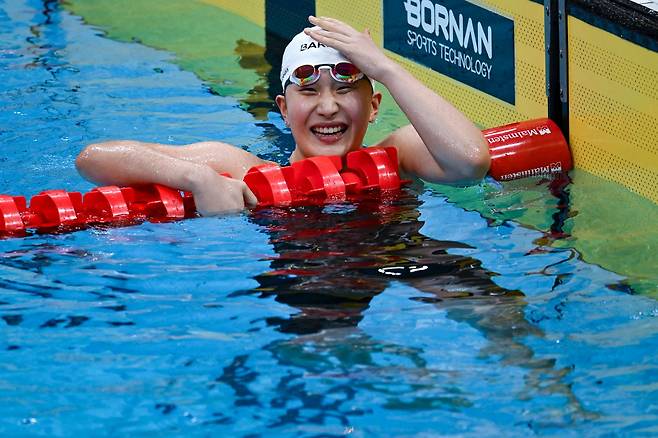 이송은이 21일 일본 도쿄 아쿠아틱스센터에서 열린 2026 아이치·나고야 아시안게임 수영 여자 개인혼영 200m 결선을 마친 뒤 미소 짓고 있다. 도쿄=하상윤 기자