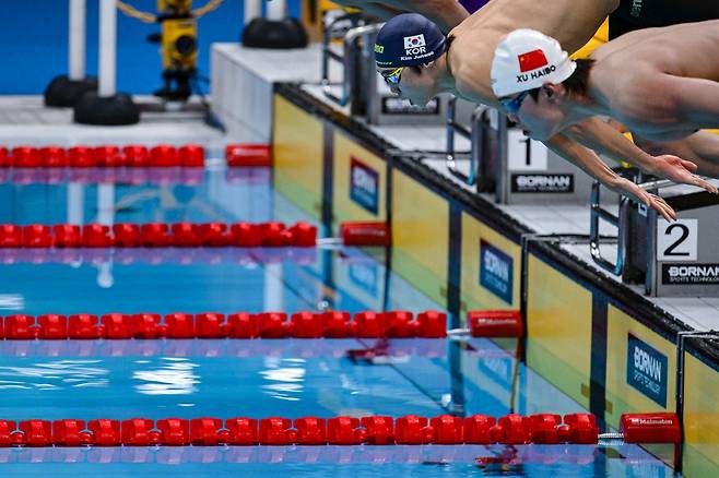 한국 남자 계영 800m 대표팀 김준우가 21일 일본 도쿄 아쿠아틱스센터에서 열린 2026 아이치·나고야 아시안게임 수영 남자 계영 800m 결선에서 첫 번째 영자로 출발하고 있다. 한국은 이 경기에서 7분06초76으로 동메달을 땄다. 도쿄=하상윤 기자