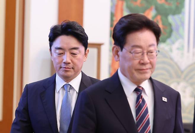 21일 사의를 표명한 강훈식 대통령비서실장이 이날 오후 청와대에서 열린 수석보좌관회의에 이재명 대통령과 함께 참석하고 있다. 청와대 관계자는 이날 강 실장 사의 표명과 관련해 “비서실장으로서 종합적인 책임을 지는 차원에서 이 대통령에게 사의를 표명했다”고 설명했다. [청와대사진기자단]