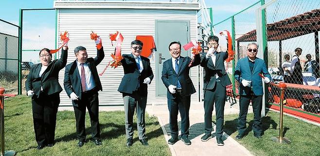 한국환경공단은 지난 3일 몽골 울란바토르시에서 ‘몽골 ICT 기반 통합대기관리시스템 구축사업’ 준공식을 개최했다. 왼쪽부터 차차 국립중앙환경연구소장, 바툴가 기상환경관리청장, 산닥오치르환경기후변화부 장관, 윤용희 한국환경공단 기후환경이사, 송인범 글로벌협력처장, 김동중 CE기술연구소장. [사진 한국환경공단]