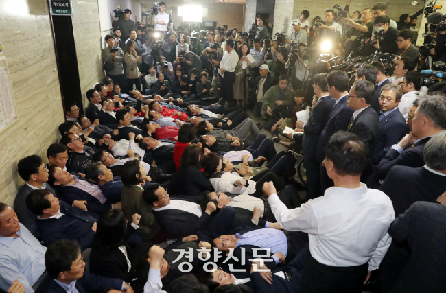 자유한국당(국민의힘 전신) 의원들이 2019년 4월26일 저녁 사법개혁특별위원회가 열릴 예정인 국회 회의실 앞을 점거하며 참석자 진입을 막는 모습. 경향신문 자료사진