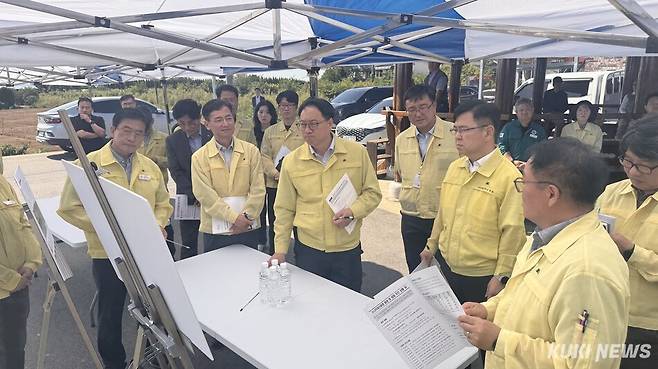 충남도는 22일 서산시 팔봉면 진장리 일원에서 임하수 산림청 차장과 한국산림안전재난기술공단, 중부지방산림청, 도·서산시 관계자 등이 소나무재선충병 피해 현장점검에 나섰다.