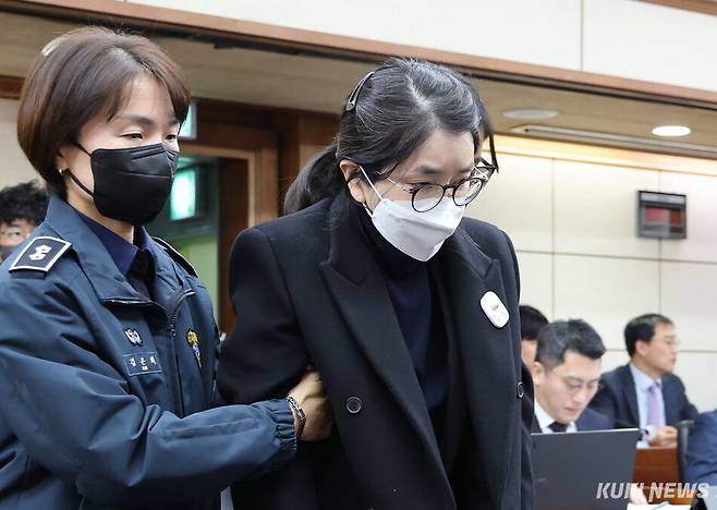 도이치모터스 주가조작과 명태균 공천개입, 통일교 청탁·뇌물 수수 의혹 혐의 등으로 구속기소 된 김건희 씨가 지난해 12월3일 서울 서초구 서울중앙지방법원에서 열린 자본시장법 위반 혐의 결심 공판에 출석하고 있다. 사진공동취재단